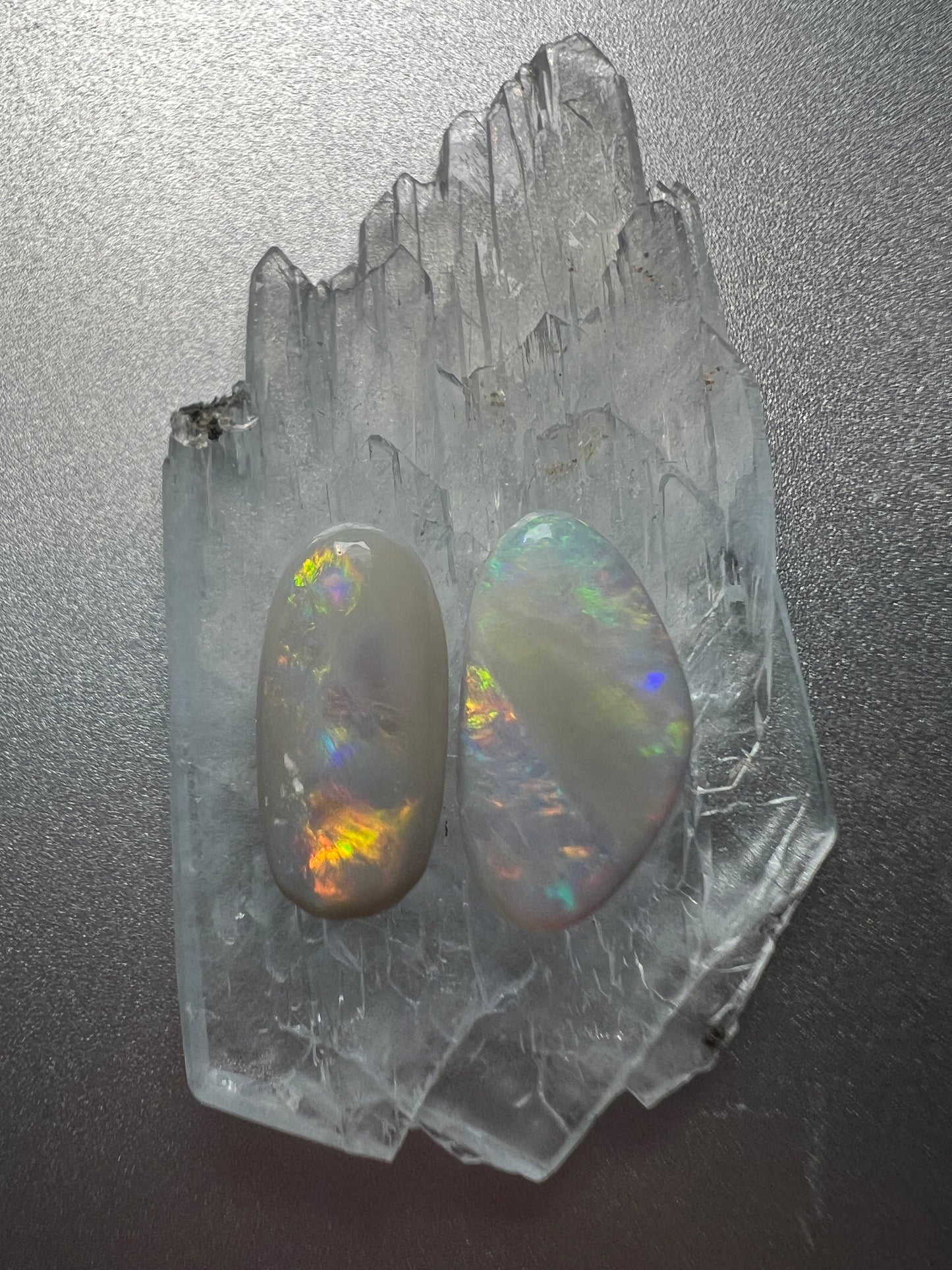 2.9 ct Light opal pair