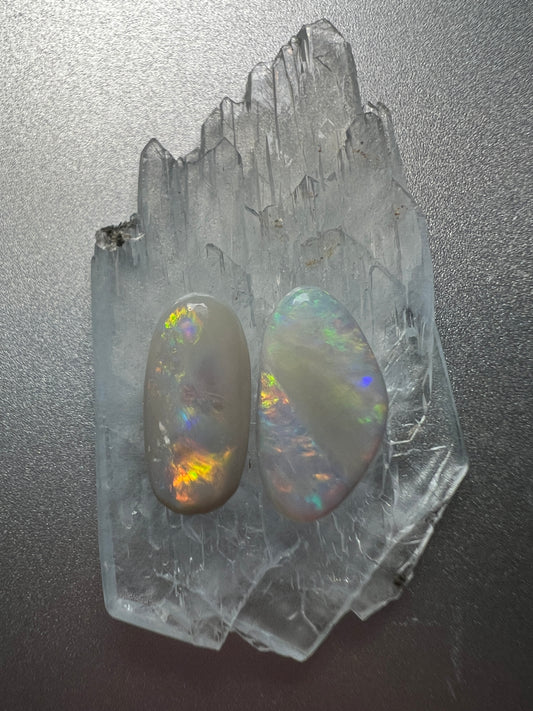 2.9 ct white opal pair