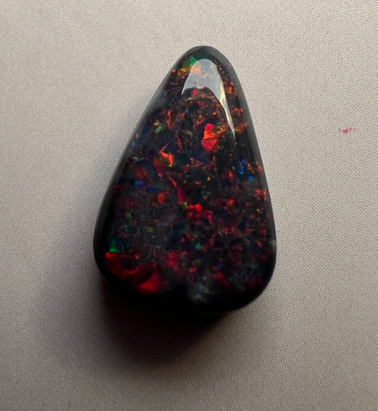 3.3 carats black opal
