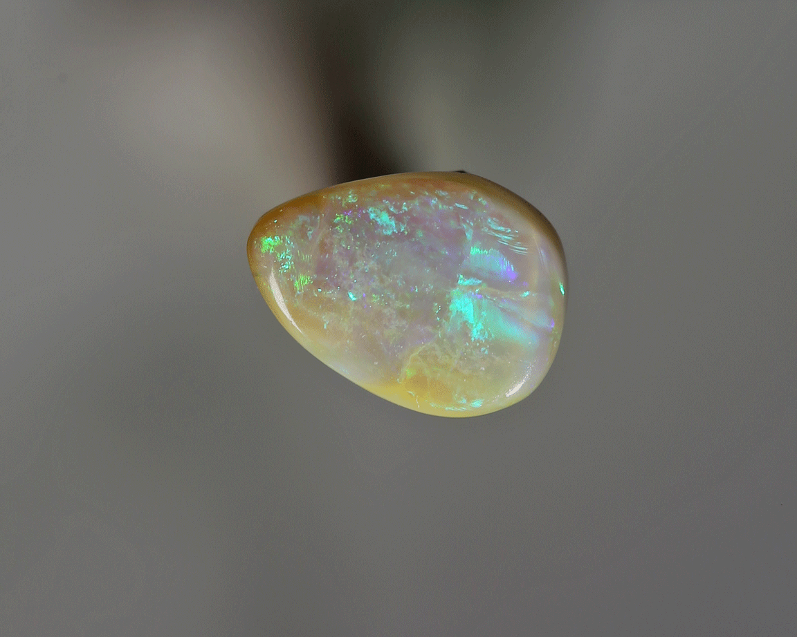0.9 ct white opal