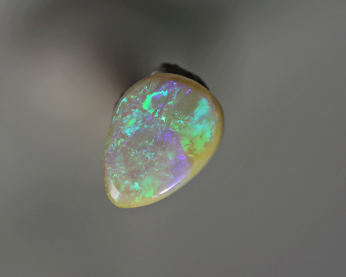 0.9 ct white opal